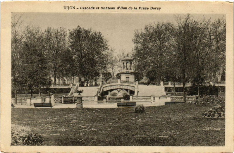 Carte postale ancienne Dijon - Cascade et Chateau d'Eau de la Place Darcy à Dijon