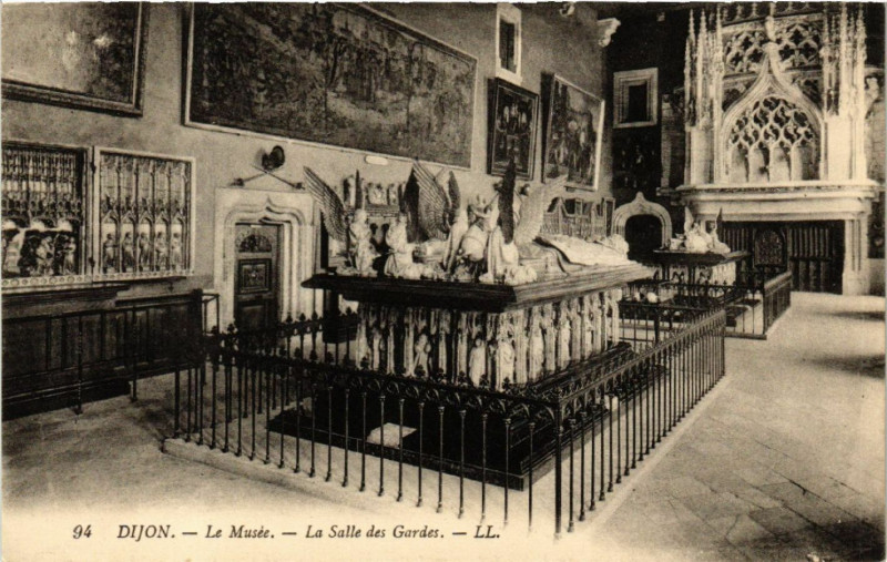 Carte postale ancienne Dijon - Le Musée - La Salle des Gardes à Dijon