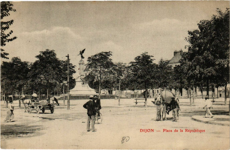 Carte postale ancienne Dijon - Place de la Republique à Dijon