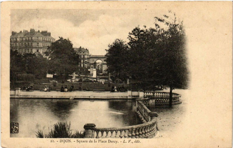 Carte postale ancienne Dijon - Square de la Place Darcy à Dijon