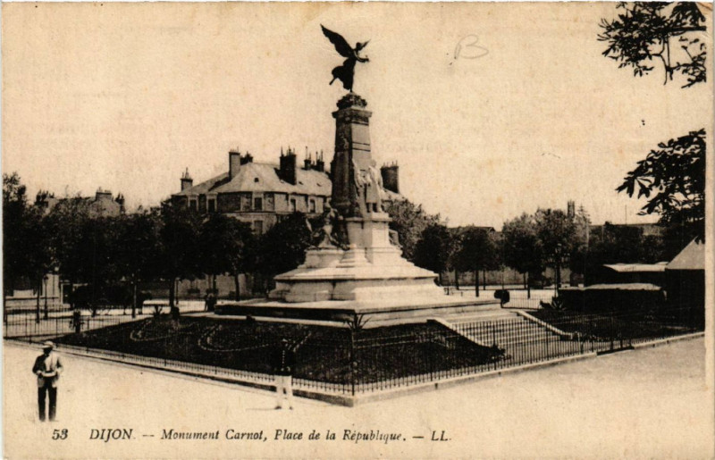 Carte postale ancienne Dijon - Monument Carnot - Place de la Republique à Dijon