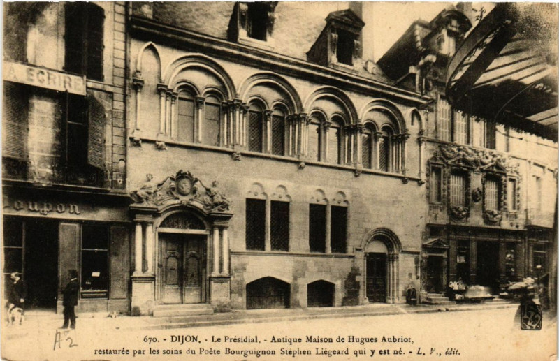 Carte postale ancienne Dijon - Le Présidial - Antique Maison de Hugues Aubriot à Dijon