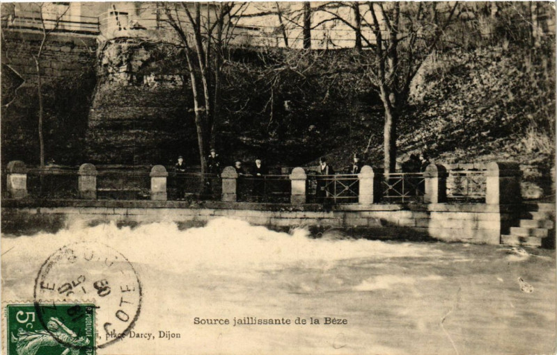 Carte postale ancienne Source jaillissante de la Bèze à Bèze