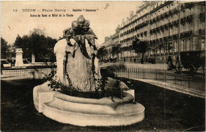 Carte postale ancienne Dijon - Place Darcy - Fontaine Jeunesses - Statue de Rude à Dijon