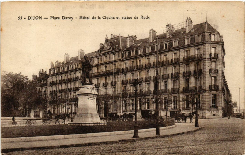 Carte postale ancienne Dijon - Place Darcy - Hotel de la Cloche et Statue de Rude à Dijon