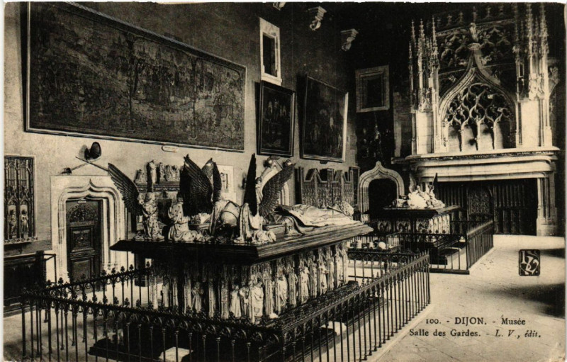 Carte postale ancienne Dijon - Musée - Salle des Gardes à Dijon