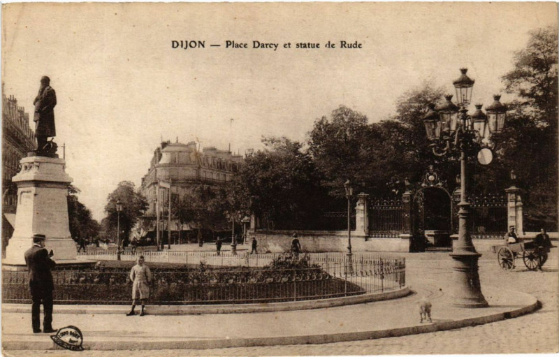 Carte postale ancienne Dijon - Place Darcy et Statue de Rude à Dijon