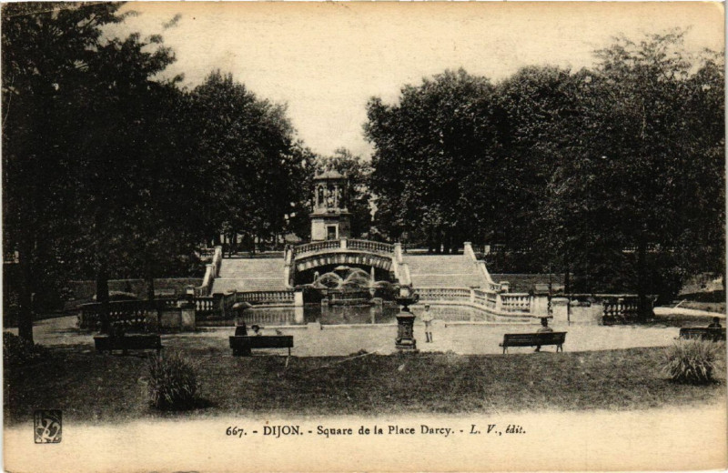 Carte postale ancienne Dijon - Square de la Place Darcy à Dijon