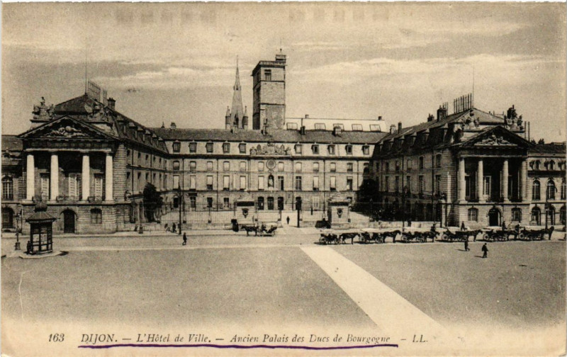 Carte postale ancienne Dijon - L'Hotel de Ville - Ancien Palais des Ducs de Bourgogne à Dijon