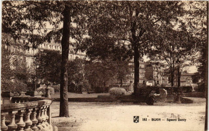 Carte postale ancienne Dijon - Square Darcy à Dijon