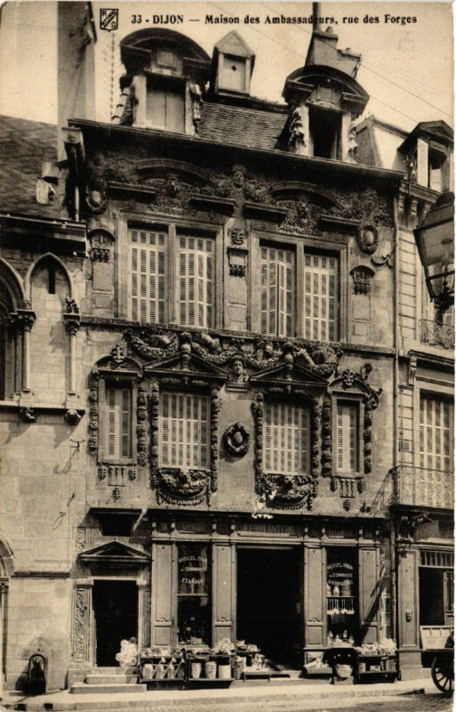 Carte postale ancienne Dijon - Maison des Ambassadeurs - Rue des Forges à Dijon