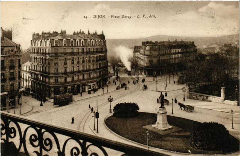 Carte postale ancienne Dijon - Place Darcy à Dijon