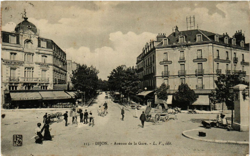 Carte postale ancienne Dijon - Avenue de la Gare à Dijon