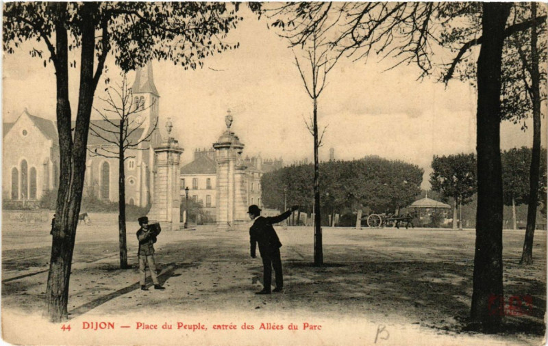 Carte postale ancienne Dijon - Place du Peuple - Entrée des Allées du Parc à Dijon