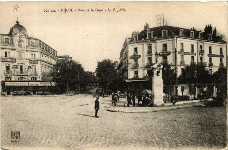 Carte postale ancienne Dijon - Rue de la Gare à Dijon