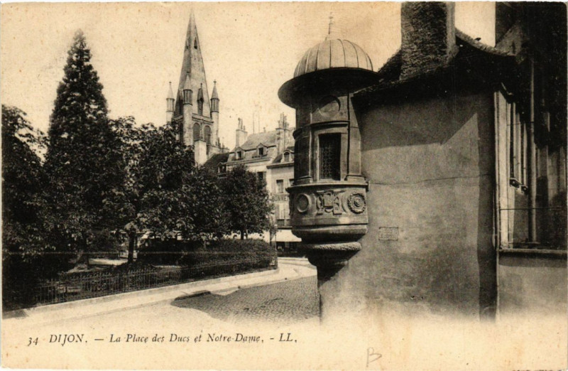 Carte postale ancienne Dijon - La Place des Ducs et Notre-Dame à Dijon