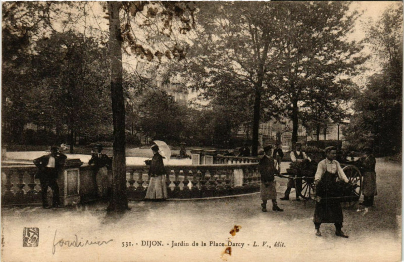 Carte postale ancienne Dijon - Jardin de la Place Darcy à Dijon