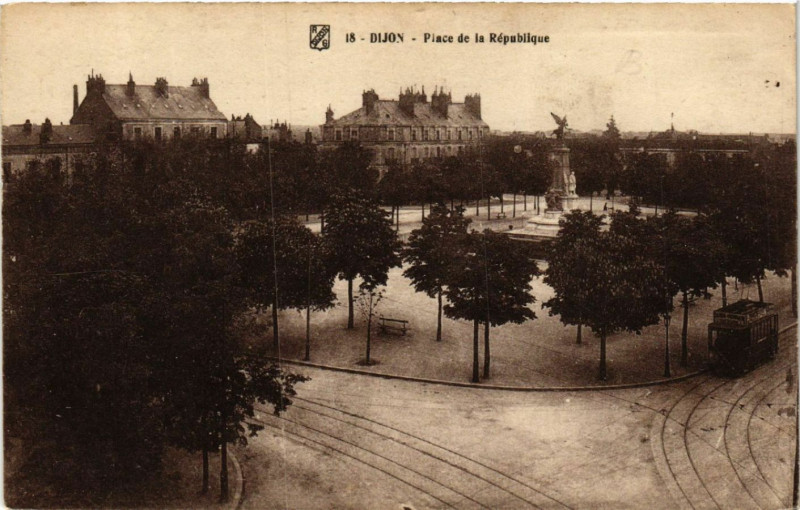 Carte postale ancienne Dijon - Place de la Republique à Dijon