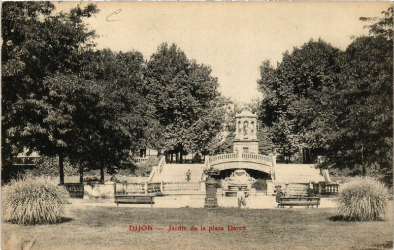 Carte postale ancienne Dijon - Jardin de la Place Darcy à Dijon