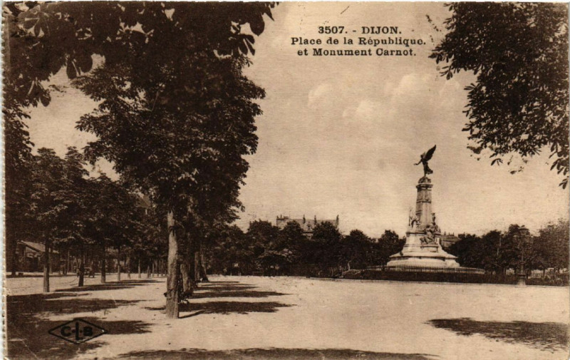 Carte postale ancienne Dijon - Place de la Republique et Monument Carnot à Dijon