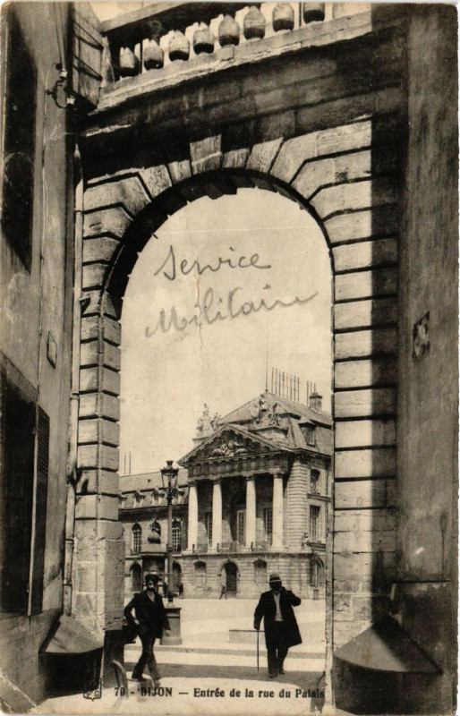 Carte postale ancienne Dijon - Entrée de la rue du Palais à Dijon