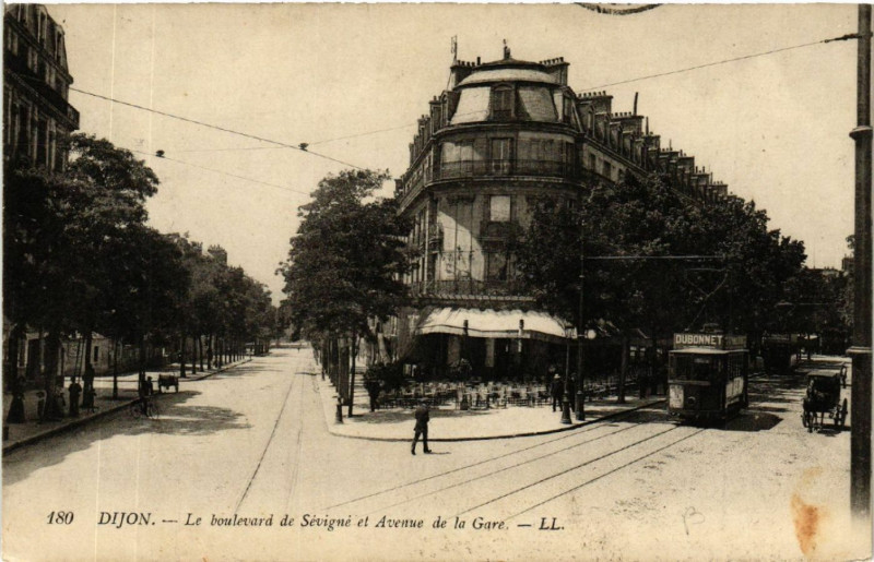 Carte postale ancienne Dijon - Le Boulevard de Sevigne et Avenue de la Gare à Dijon