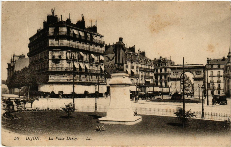 Carte postale ancienne Dijon - La Place Darcy à Dijon