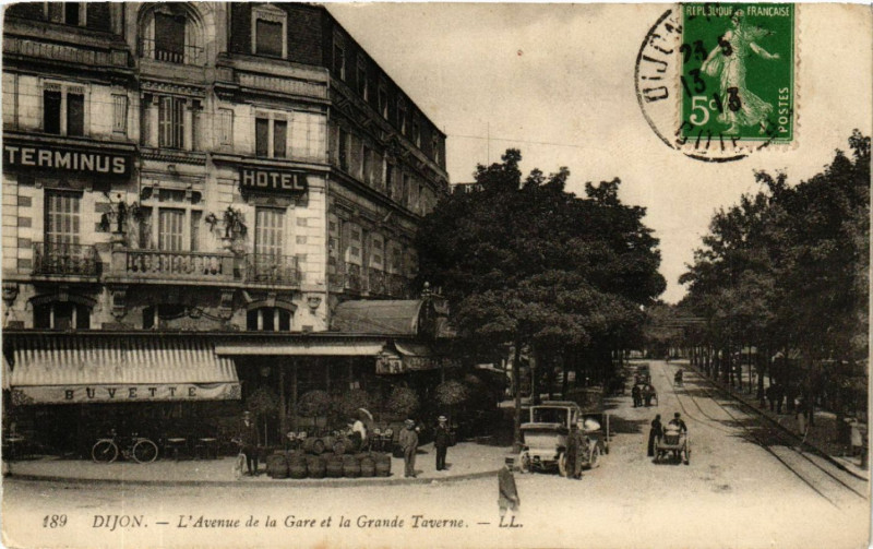 Carte postale ancienne Dijon - L'Avenue de la Gare et la Grande Taverne à Dijon