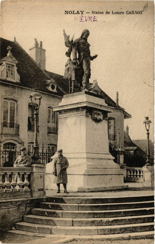 Carte postale ancienne Nolay - Statue de Lazare Carnot à Nolay