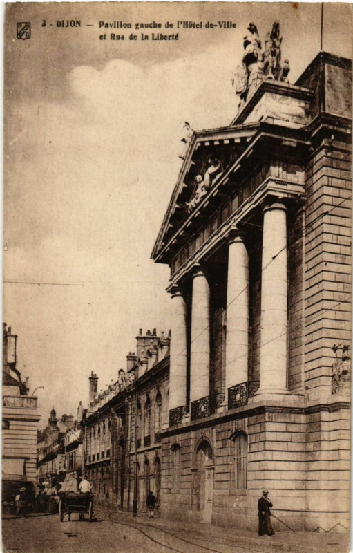 Carte postale ancienne Dijon - Pavillon gauche de l'Hotel-de-Ville et Rue de la Liberté à Dijon