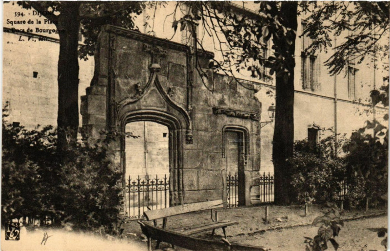 Carte postale ancienne Dijon - Square de la Place Ducs de Bourgogne à Dijon
