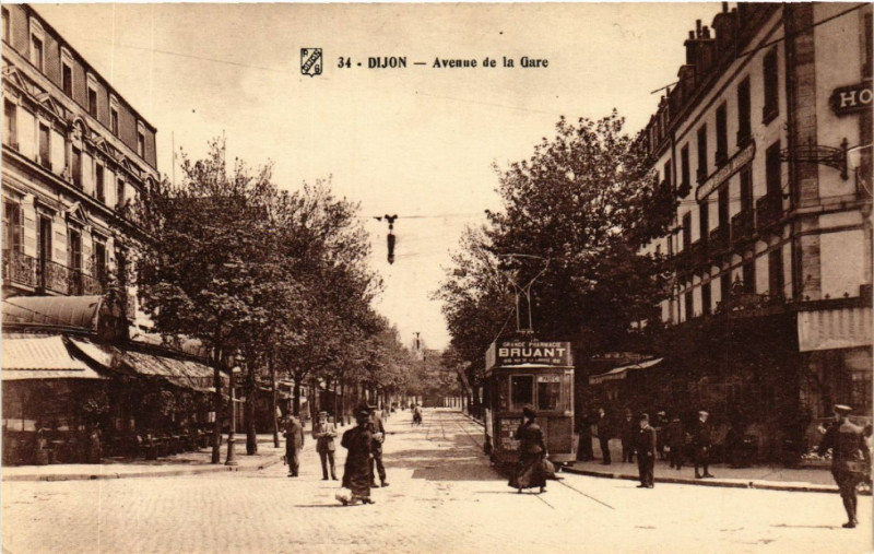 Carte postale ancienne Dijon - Avenue de la Gare à Dijon