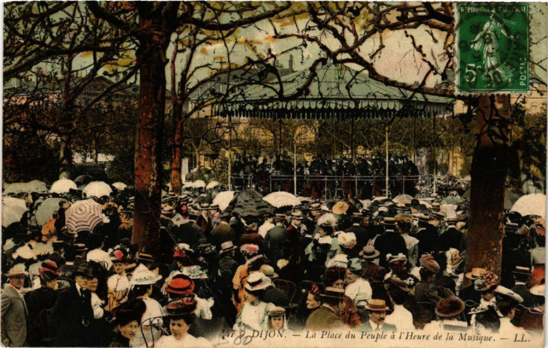 Carte postale ancienne Dijon - La Place du Peuple a l'Heure de la Musique à Dijon