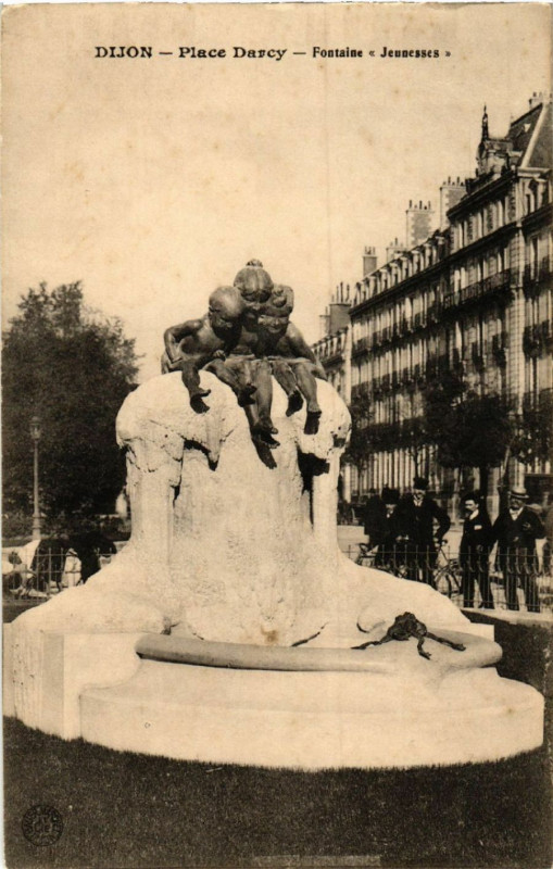 Carte postale ancienne Dijon - Place Darcy - Fontaine Jeunesses à Dijon