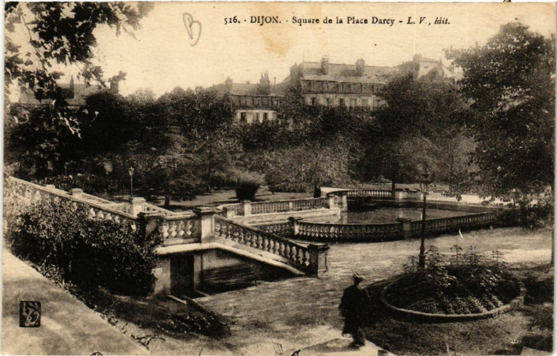 Carte postale ancienne Dijon - Square de la Place Darcy à Dijon