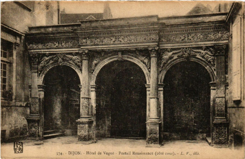 Carte postale ancienne Dijon - Hotel de Vogue - Portail Renaissance - coté Cour à Dijon