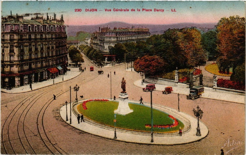 Carte postale ancienne Dijon - Vue générale de la Place Darcy à Dijon
