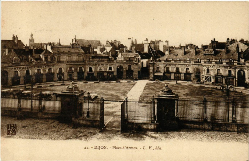 Carte postale ancienne Dijon - Place d'Armes à Dijon