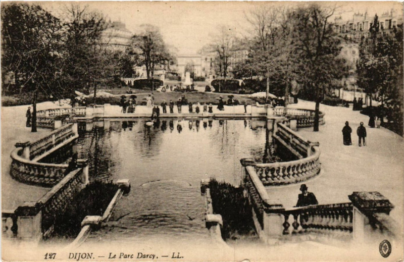 Carte postale ancienne Dijon - Le Parc Darcy à Dijon