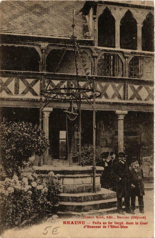 Carte postale ancienne Beaune Puits en fer forge, dans la Cour à Beaune