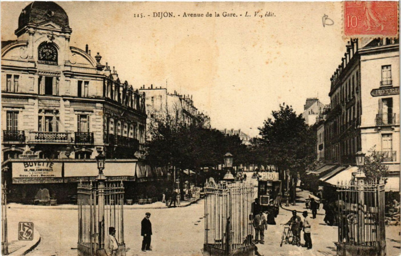 Carte postale ancienne Dijon - Avenue de la Gare à Dijon