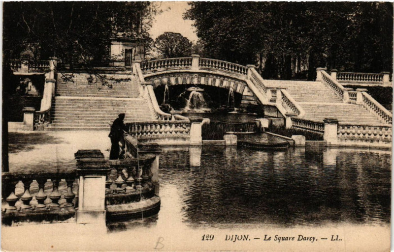 Carte postale ancienne Dijon - Le Square Darcy à Dijon