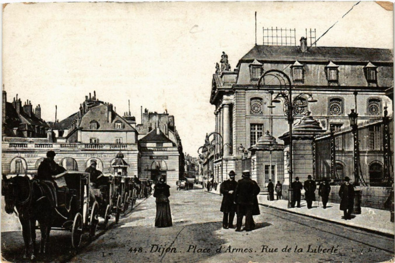Carte postale ancienne Dijon - Place d'Armes - Rue de la Liberté à Dijon