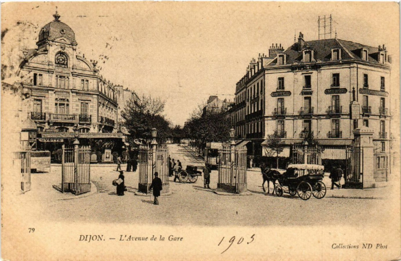 Carte postale ancienne Dijon - L'Avenue de la Gare à Dijon