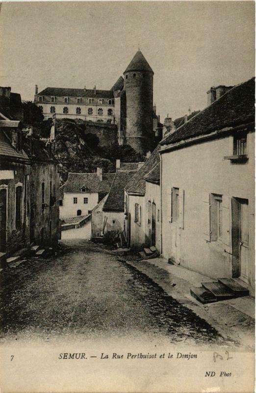 Carte postale ancienne Semur La Rue Perthuisot et le Donjon