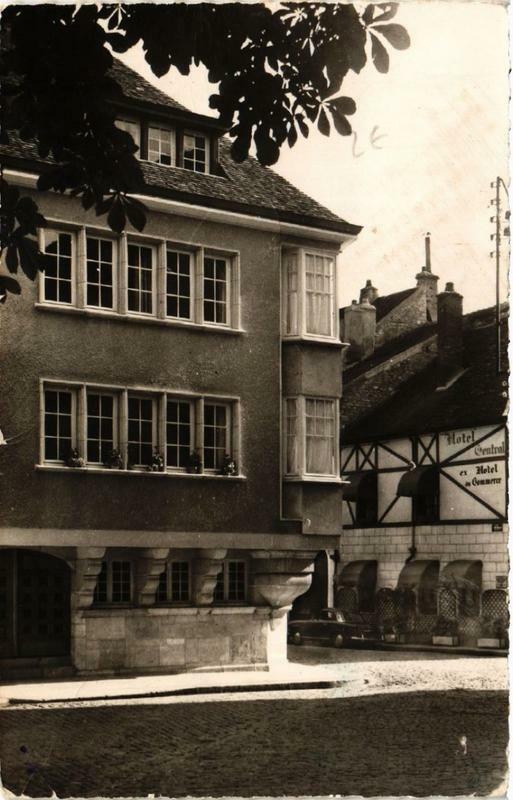 Carte postale ancienne Beaune Un coin de la place Carnot à Beaune