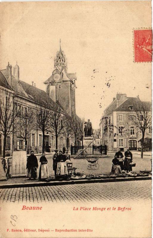 Carte postale ancienne Beaune La Place Monge et le Beffroi à Beaune