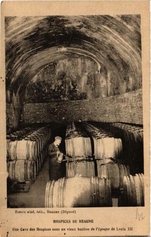 Carte postale ancienne Hospices de Beaune Une Cave des Hospices sous un vieux Bastion à Beaune