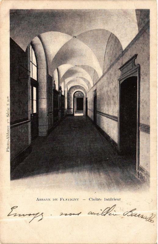 Carte postale ancienne Abbaye de Flavigny Cloitre Intérieur