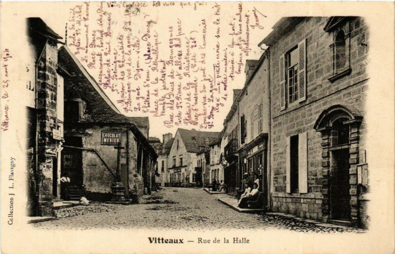 Carte postale ancienne Vitteaux Rue de la Halle à Vitteaux